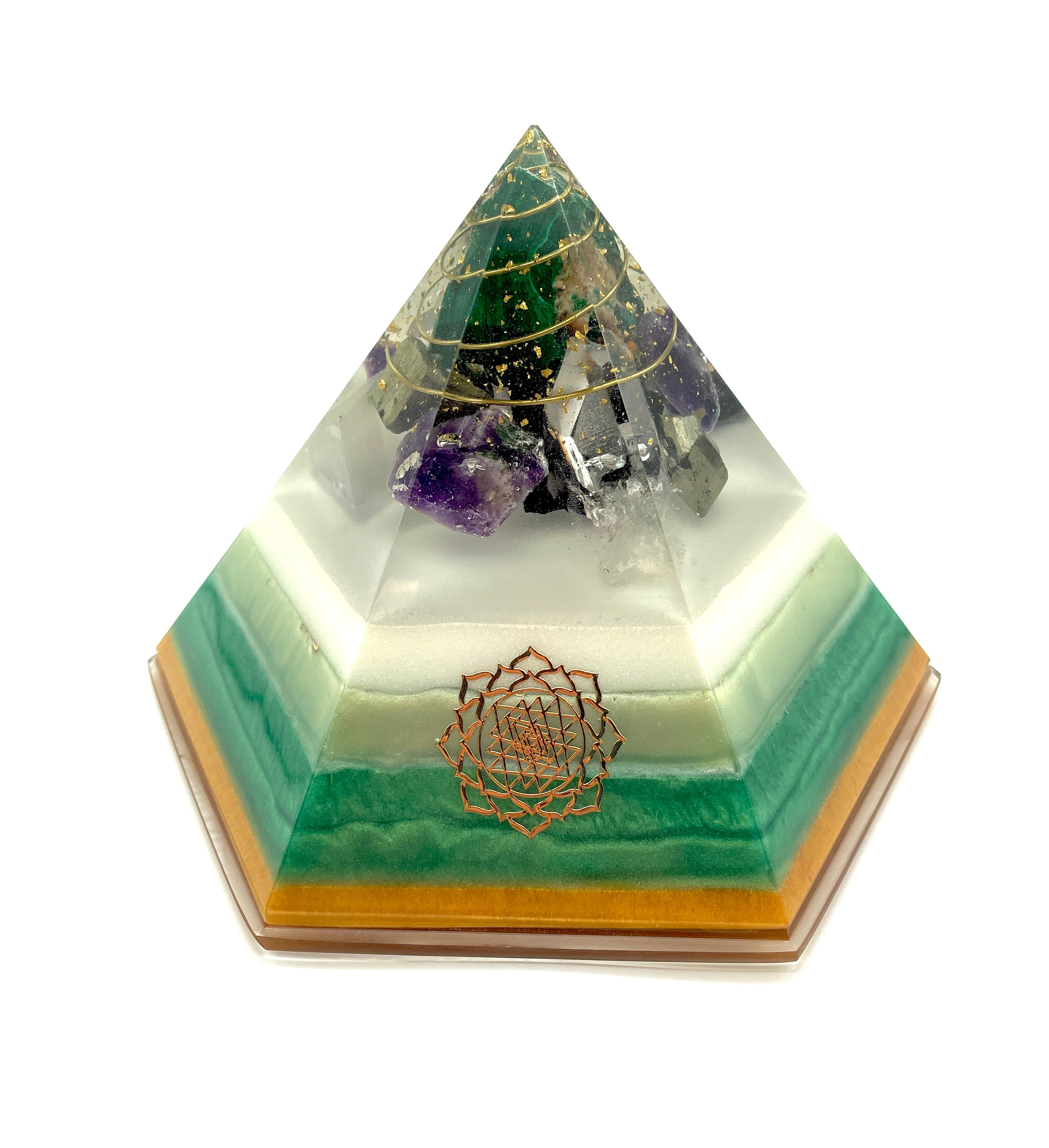 Orgonpyramide -6 Eck- grün