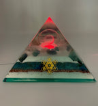 Orgonpyramide mit Fluorit und -beleuchtete "Blume des Lebens" -