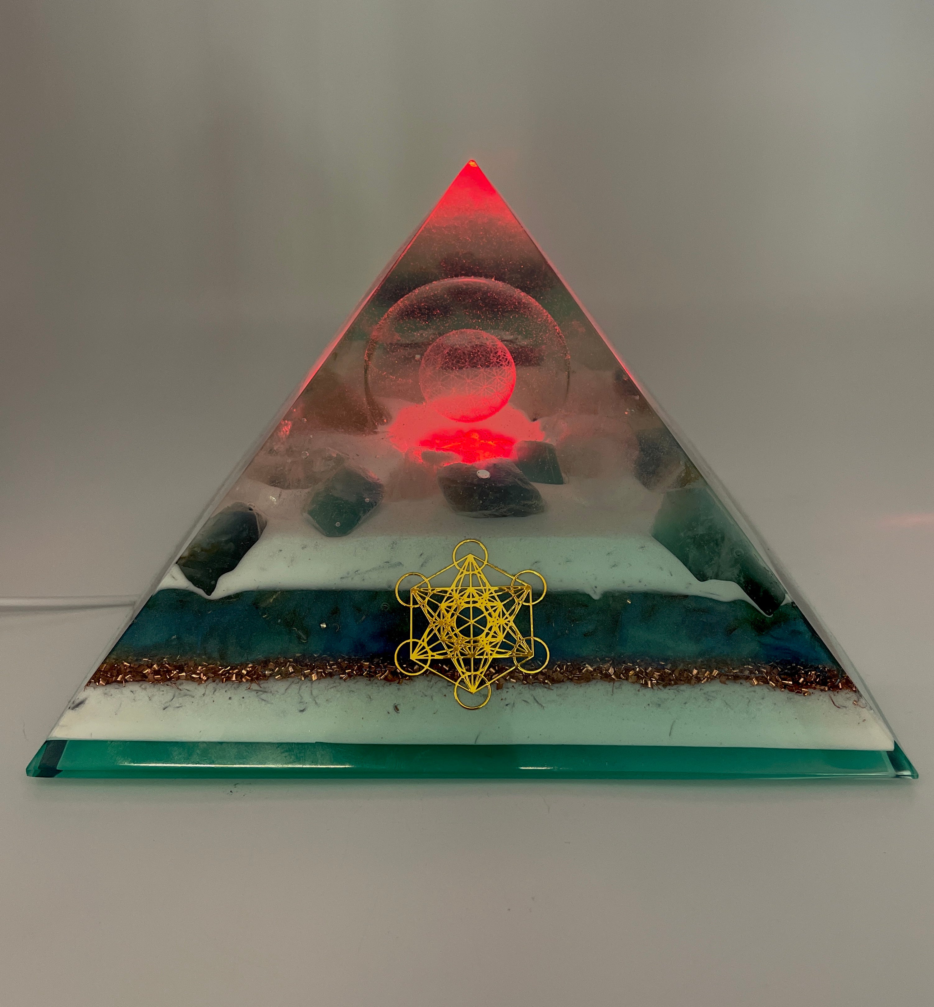 Orgonpyramide mit Fluorit und -beleuchtete "Blume des Lebens" -