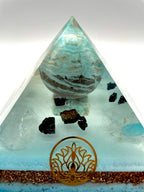 Orgonpyramide mit Karibik-Calcit Kugel und Obelsik