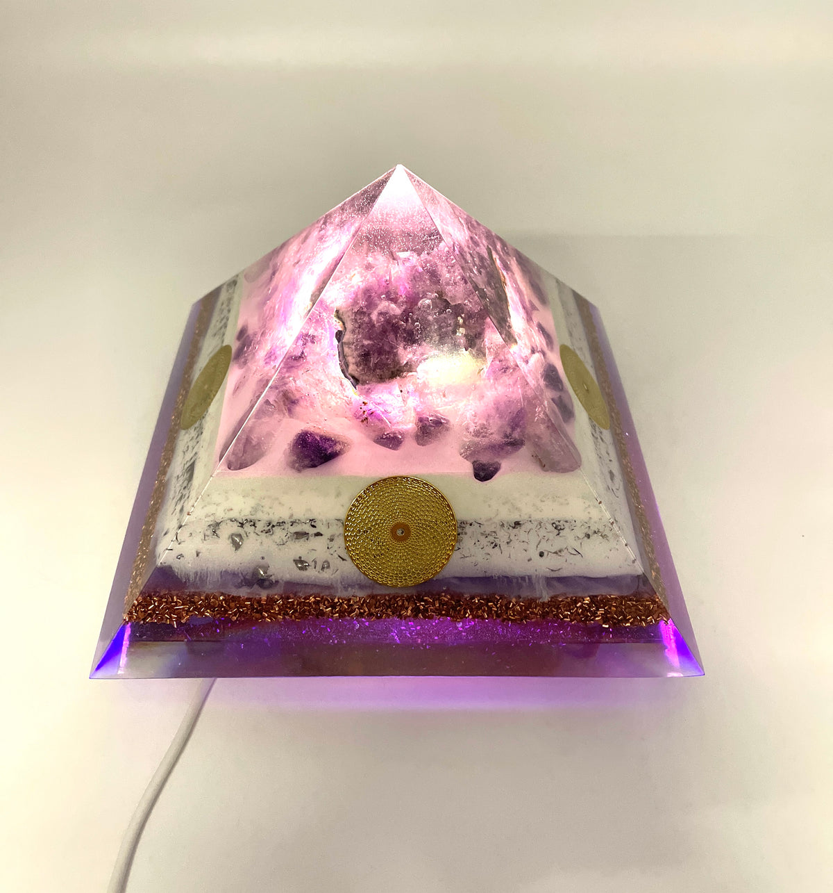 Orgonitpyramide mit Amethyst Stufe