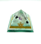 Orgonitpyramide mit Smaragd und Amethyst