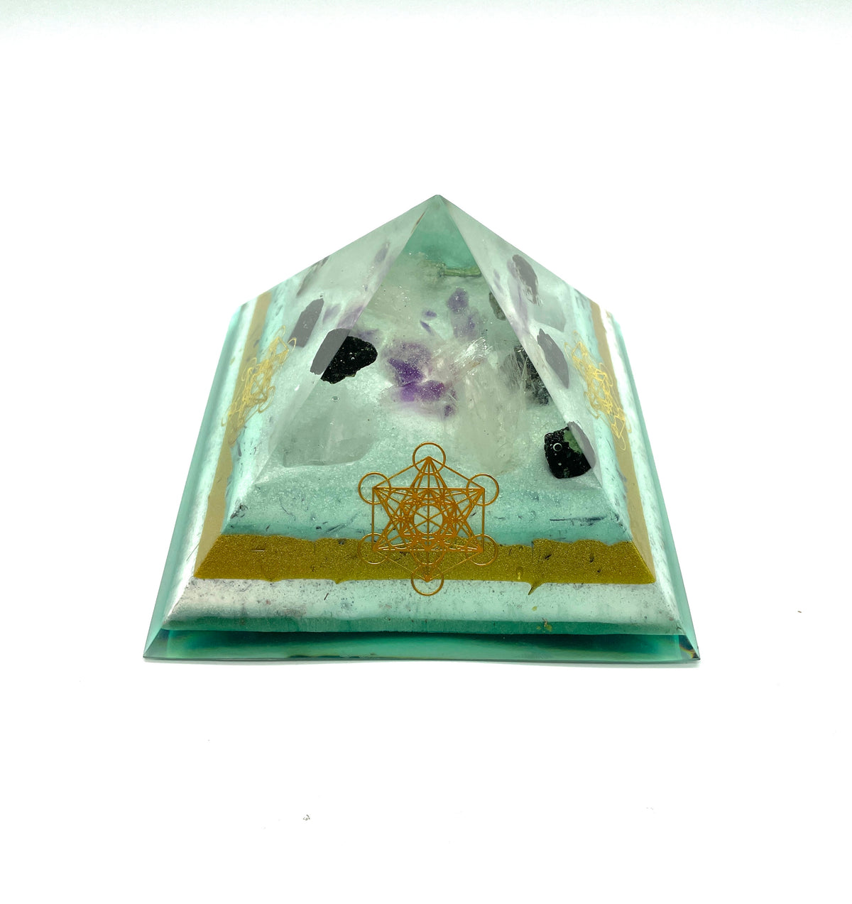 Orgonitpyramide mit Smaragd und Amethyst