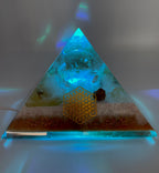 Orgonpyramide mit Honigcalcit und -beleuchteter "Friedenstaube aus Glas"-