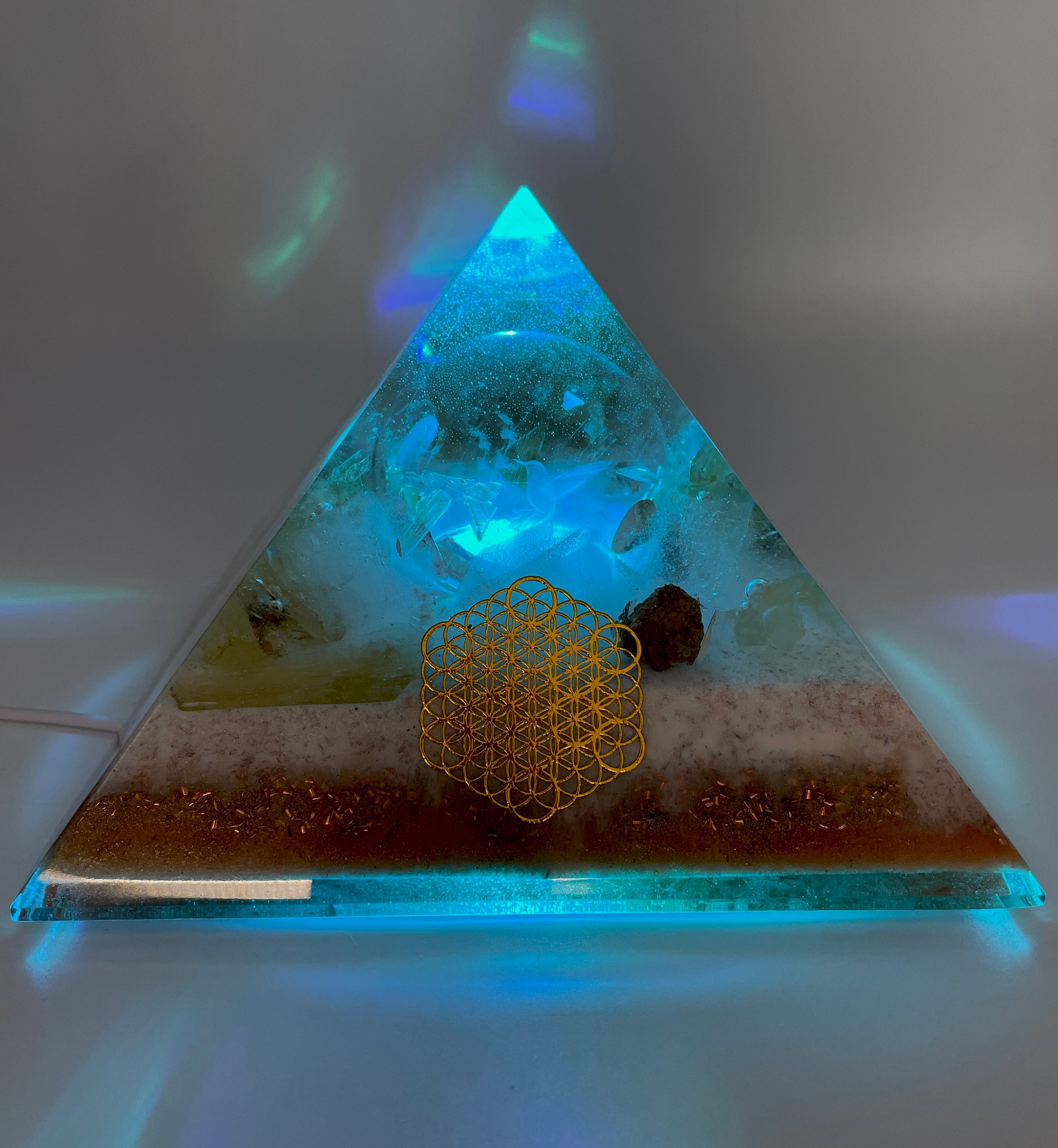 Orgonpyramide mit Honigcalcit und -beleuchteter "Friedenstaube aus Glas"-