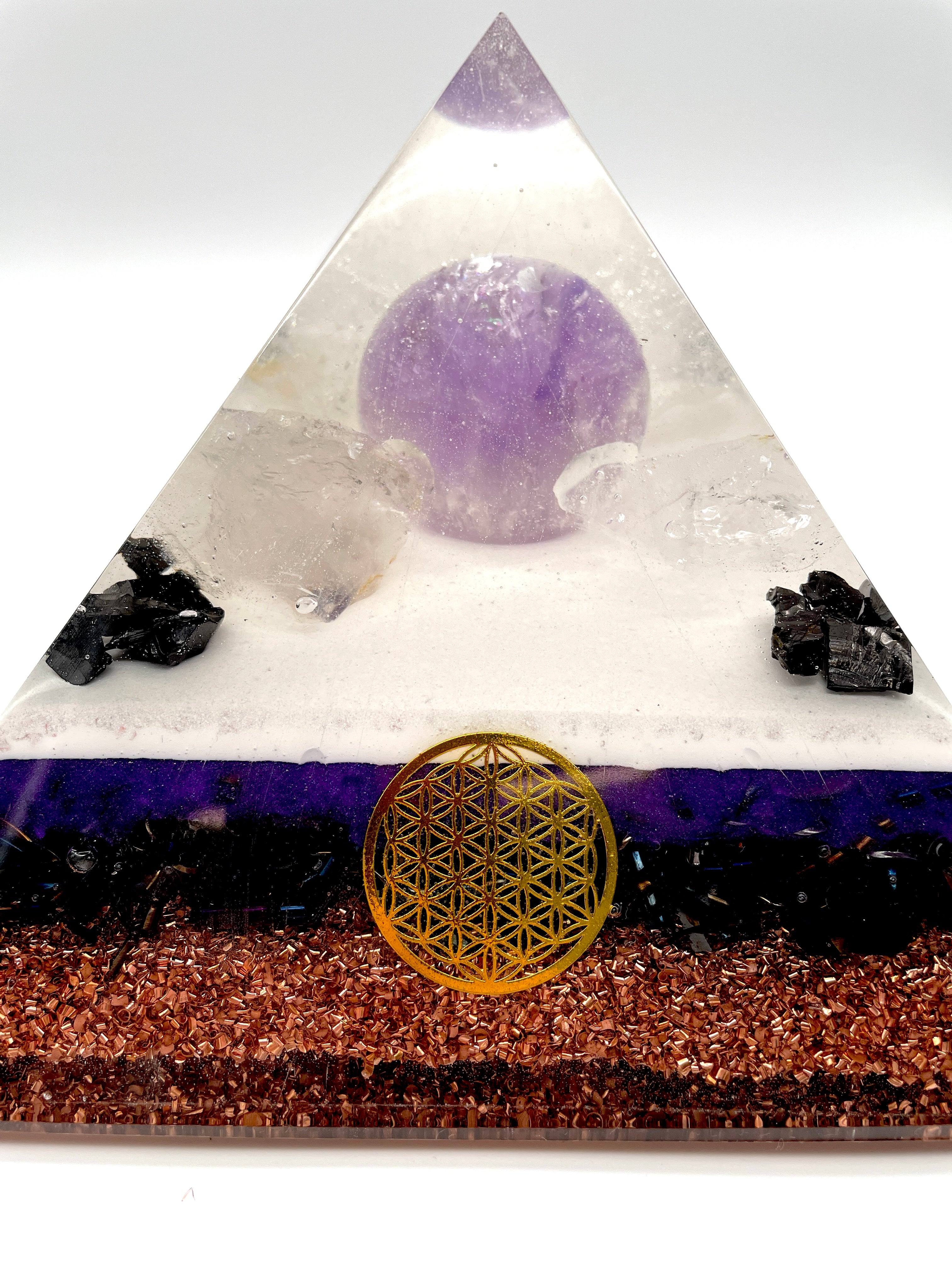Orgonitpyramide mit Amethyst-Kugel
