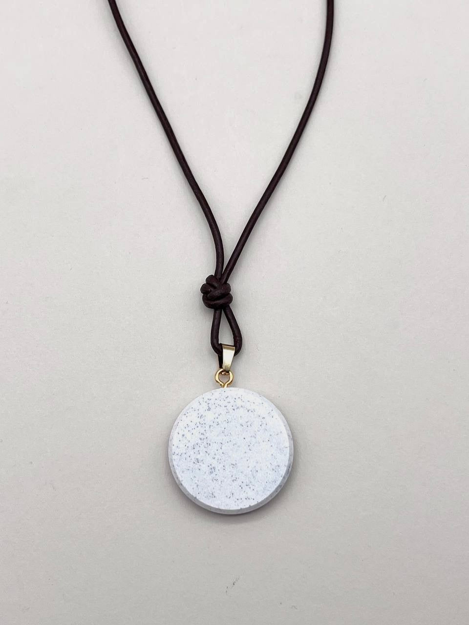 Salz Bergkristall Amulett rötlich mit "goldenem Torus"