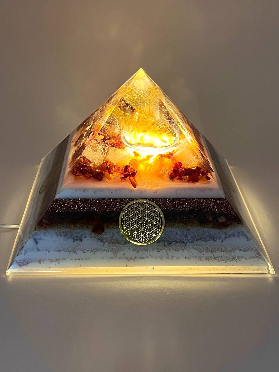 Orgonpyramide mit Beleuchtung / Einzelstück