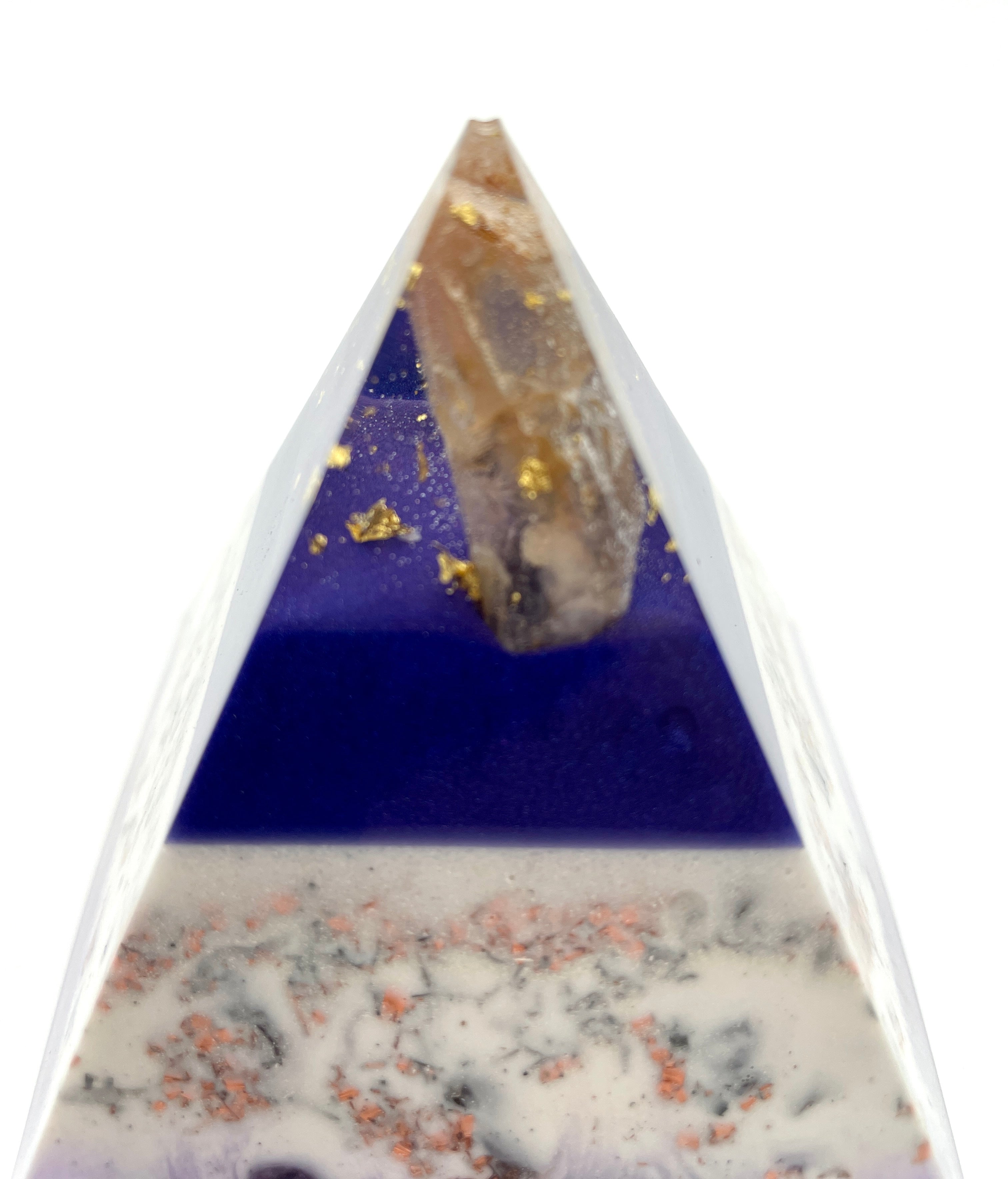 Orgonpyramide "Schwarzwaldspitze" - blau / weiß / flieder -
