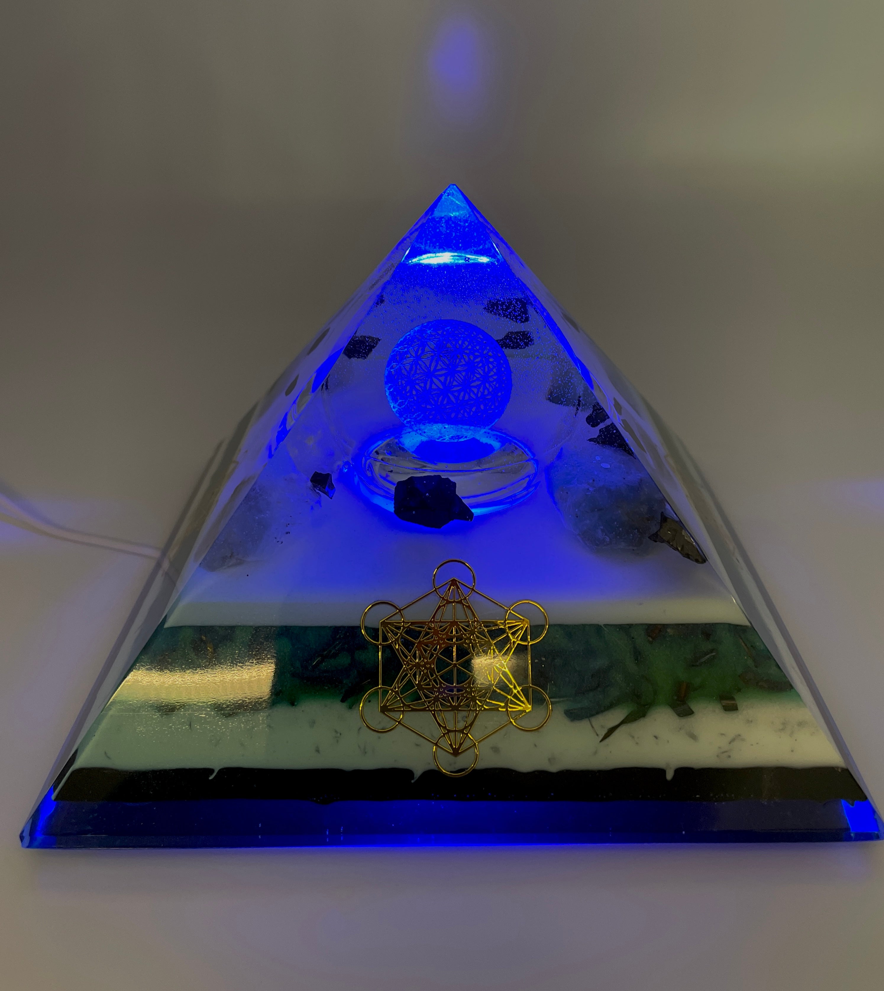 Orgonpyramide mit Schwarzwald-Fluorit und beleuchteter "Blume des Lebens"
