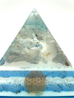Orgonpyramide mit Blaucalcit und beleuchtetem Adler in Glaskugel