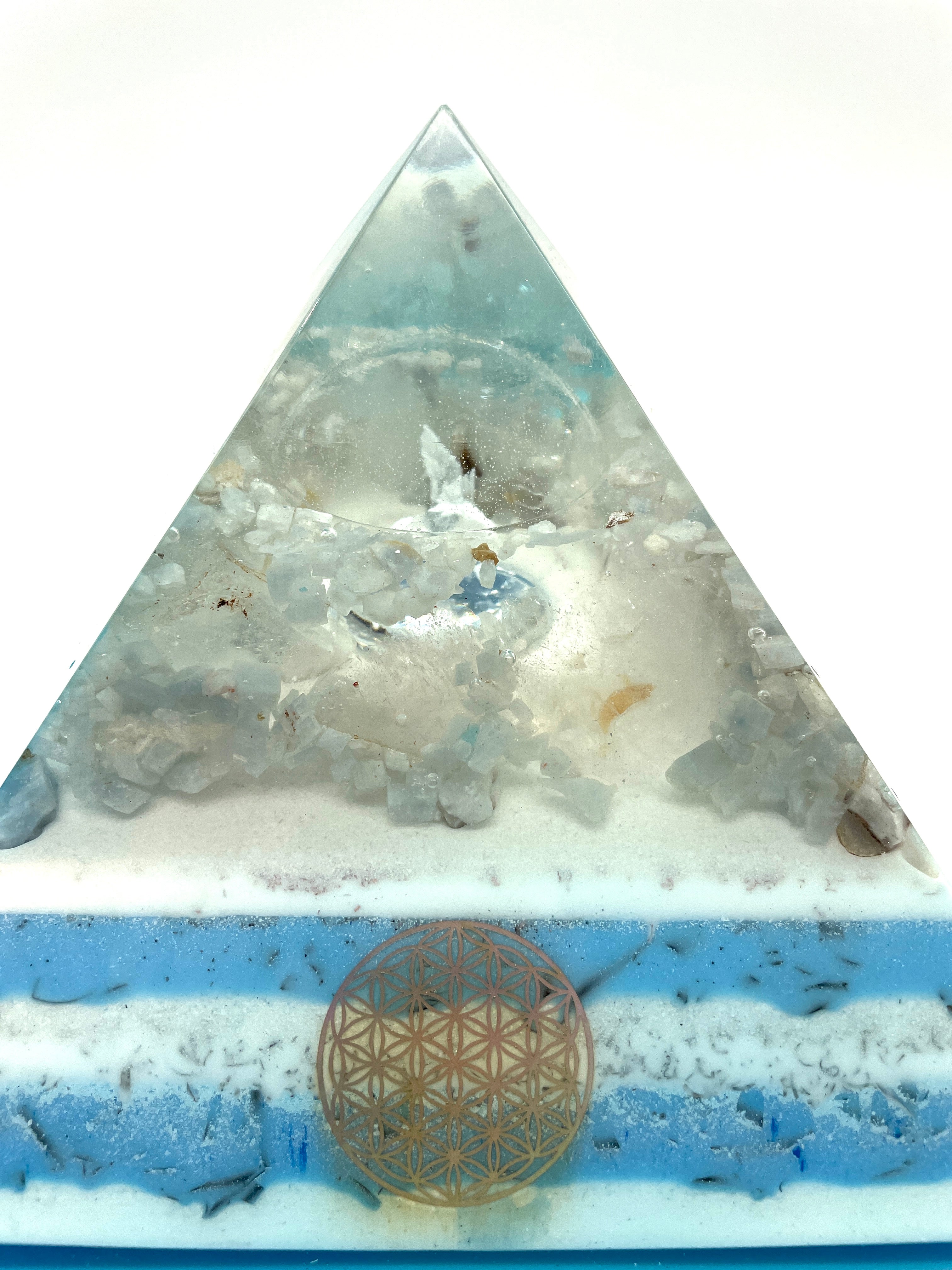 Orgonpyramide mit Blaucalcit und beleuchtetem Adler in Glaskugel