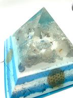 Orgonpyramide mit Blaucalcit und beleuchtetem Adler in Glaskugel