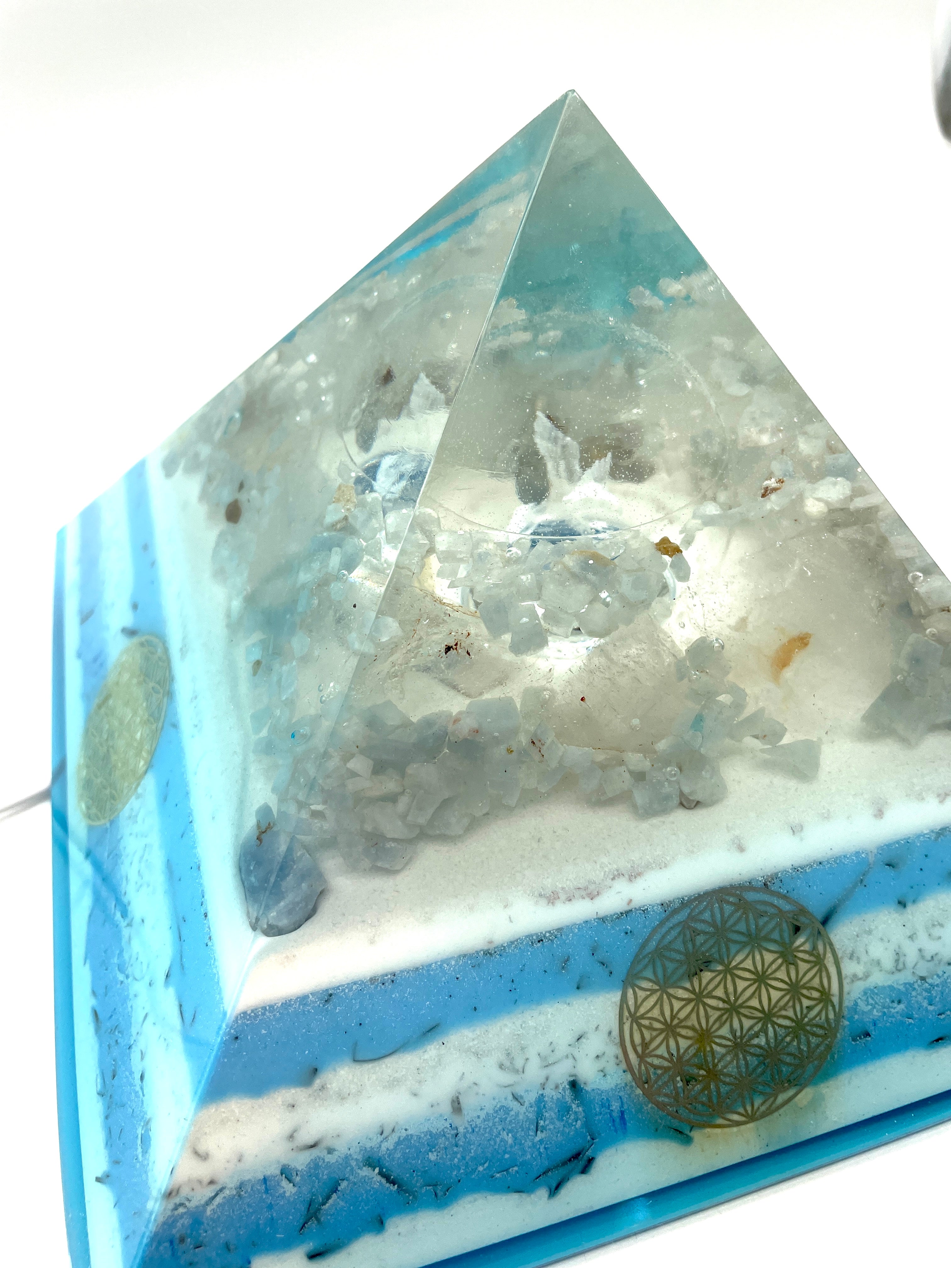 Orgonpyramide mit Blaucalcit und beleuchtetem Adler in Glaskugel