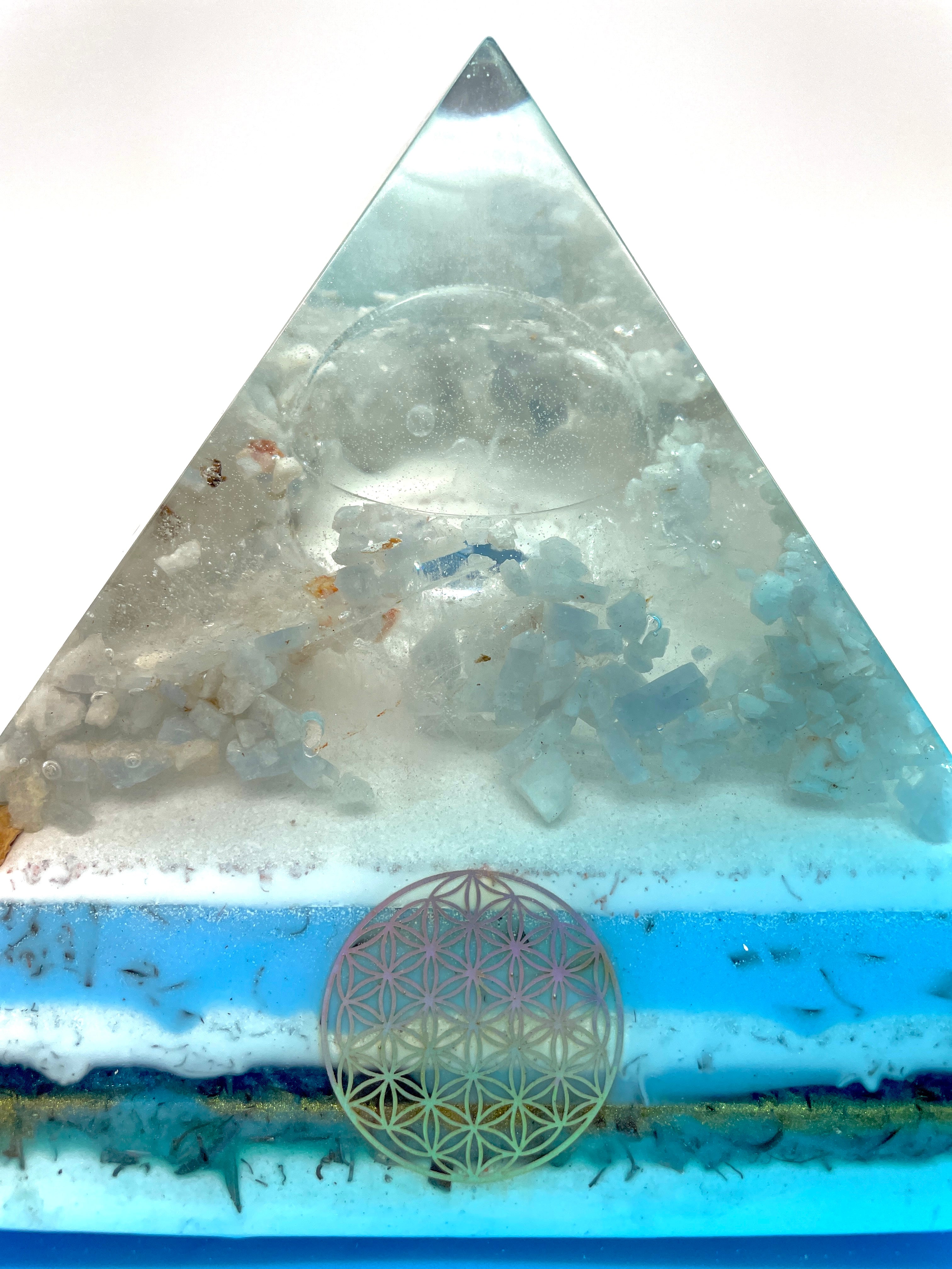 Orgonpyramide mit Blaucalcit und beleuchtetem Pegasus in Glaskugel