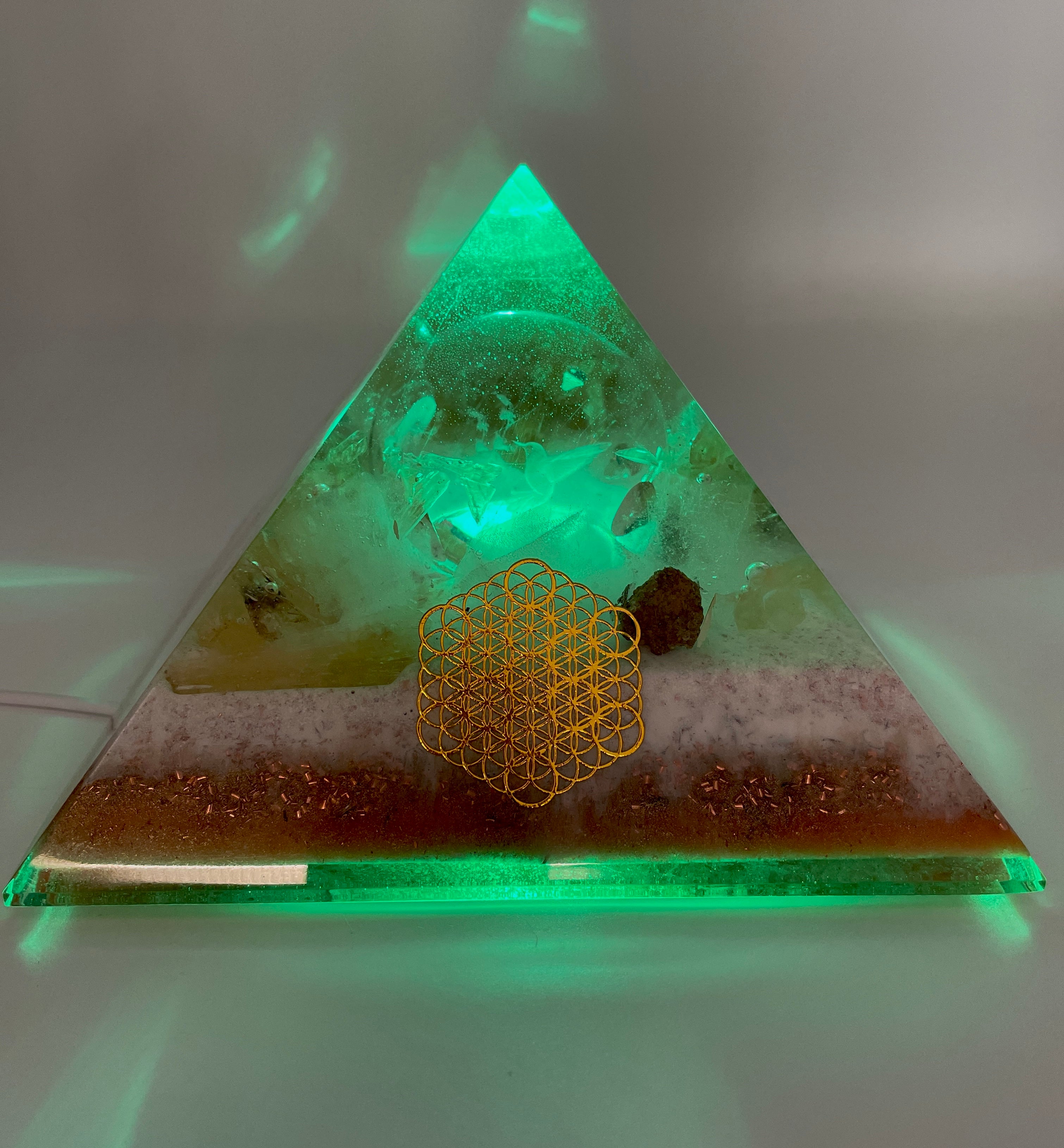 Orgonpyramide mit Honigcalcit und -beleuchteter "Friedenstaube aus Glas"-