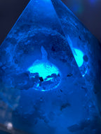 Orgonpyramide mit Blaucalcit und beleuchtetem Adler in Glaskugel