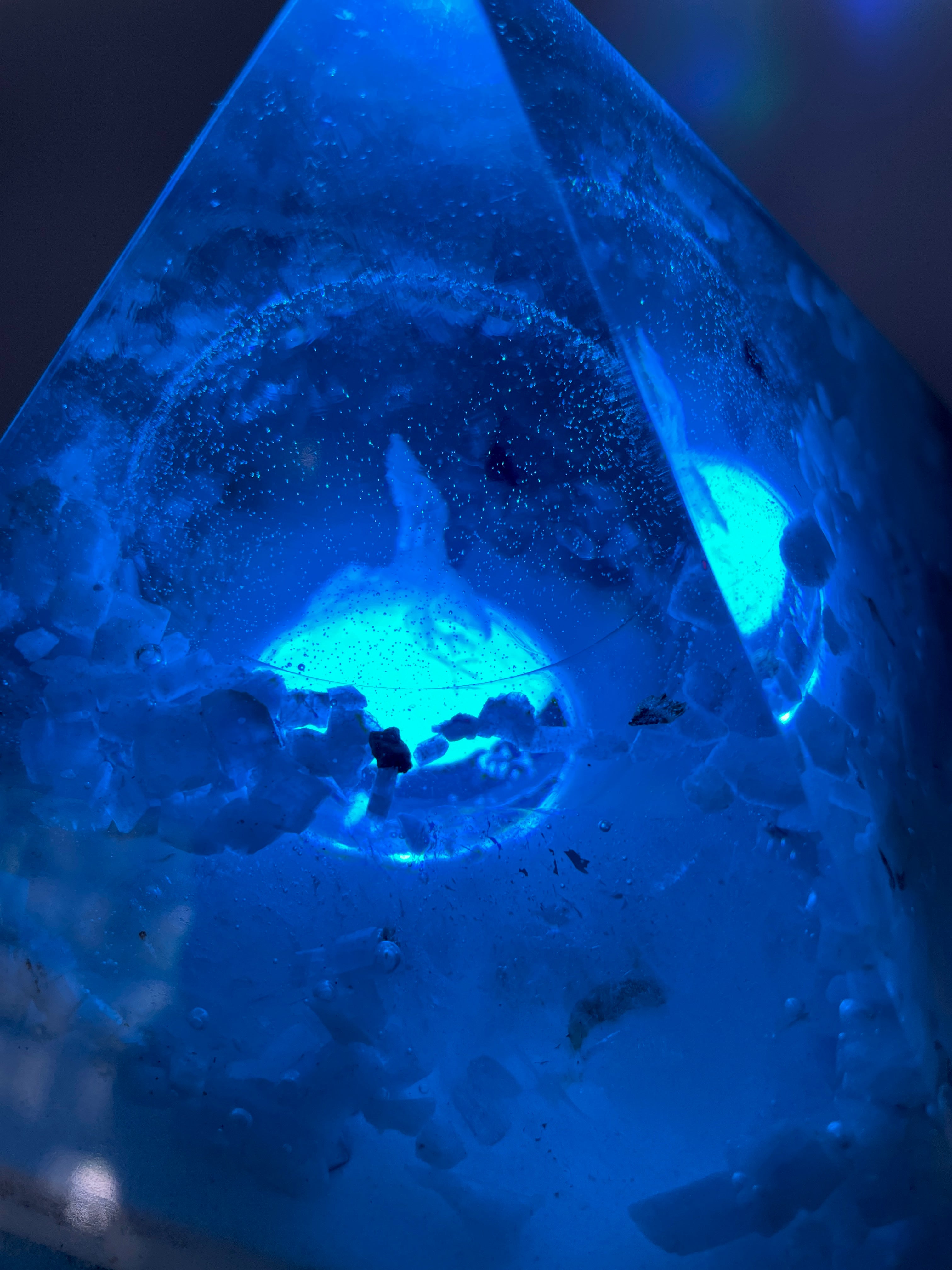 Orgonpyramide mit Blaucalcit und beleuchtetem Adler in Glaskugel