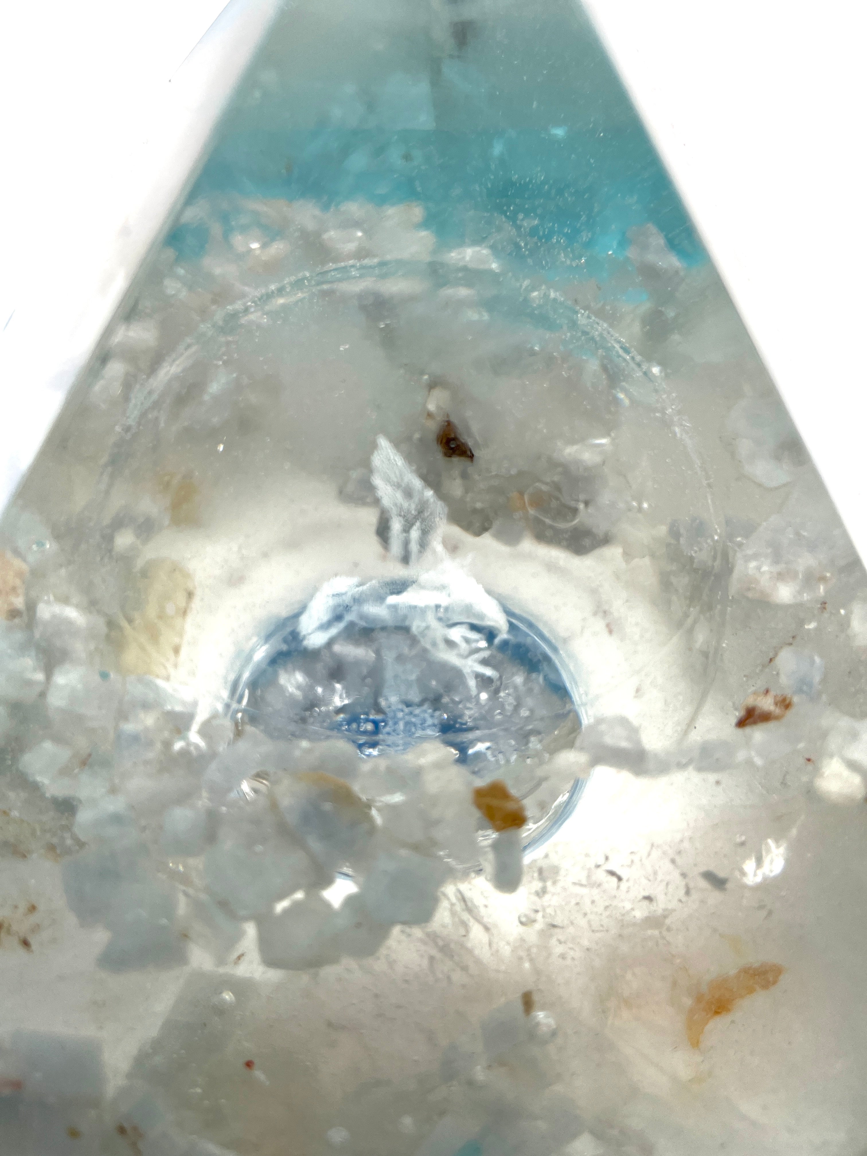 Orgonpyramide mit Blaucalcit und beleuchtetem Adler in Glaskugel