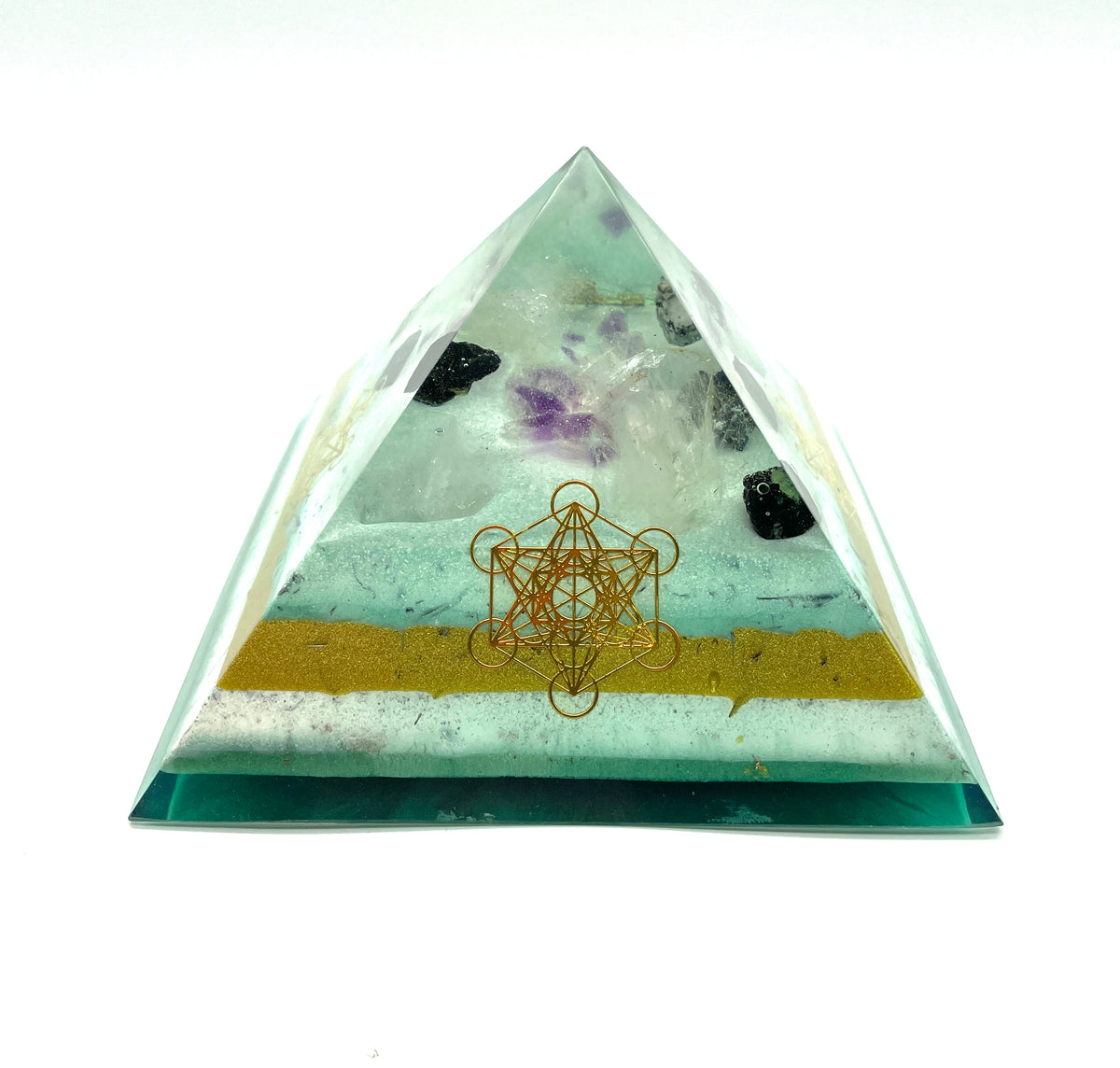 Orgonitpyramide mit Smaragd und Amethyst