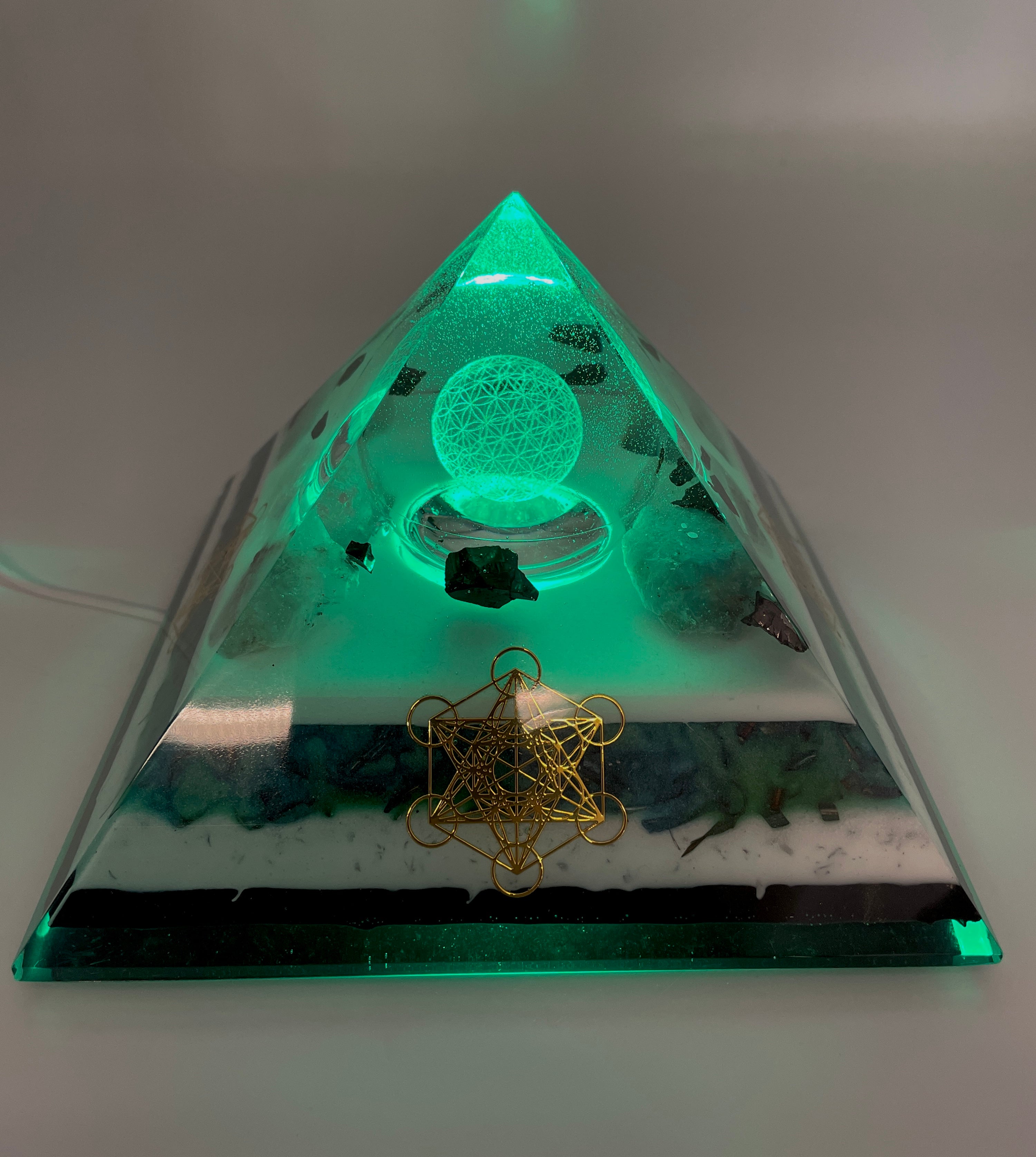 Orgonpyramide mit Schwarzwald-Fluorit und -beleuchteter "Blume des Lebens"