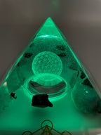 Orgonpyramide mit Schwarzwald-Fluorit und beleuchteter "Blume des Lebens"