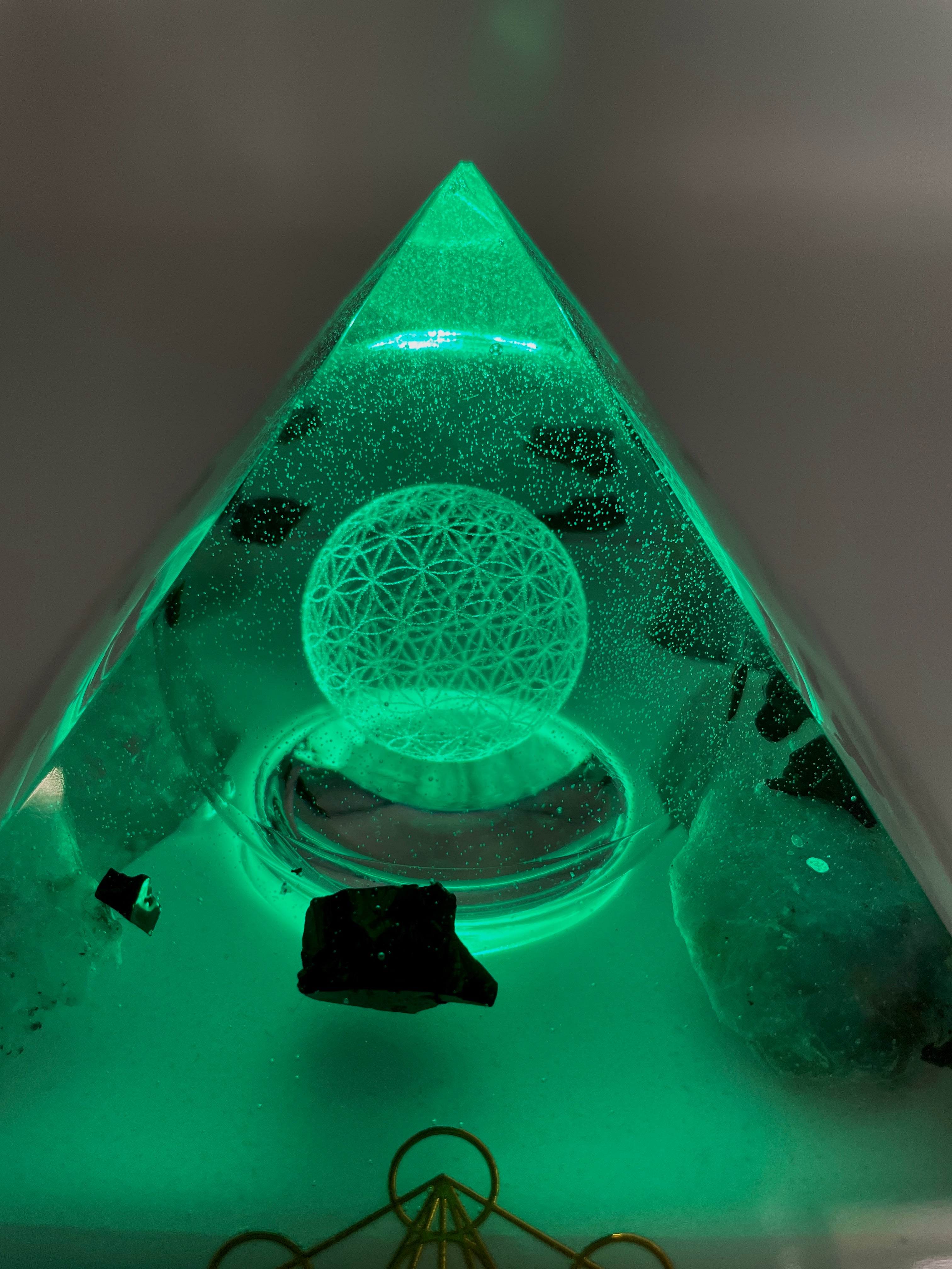Orgonpyramide mit Schwarzwald-Fluorit und beleuchteter "Blume des Lebens"