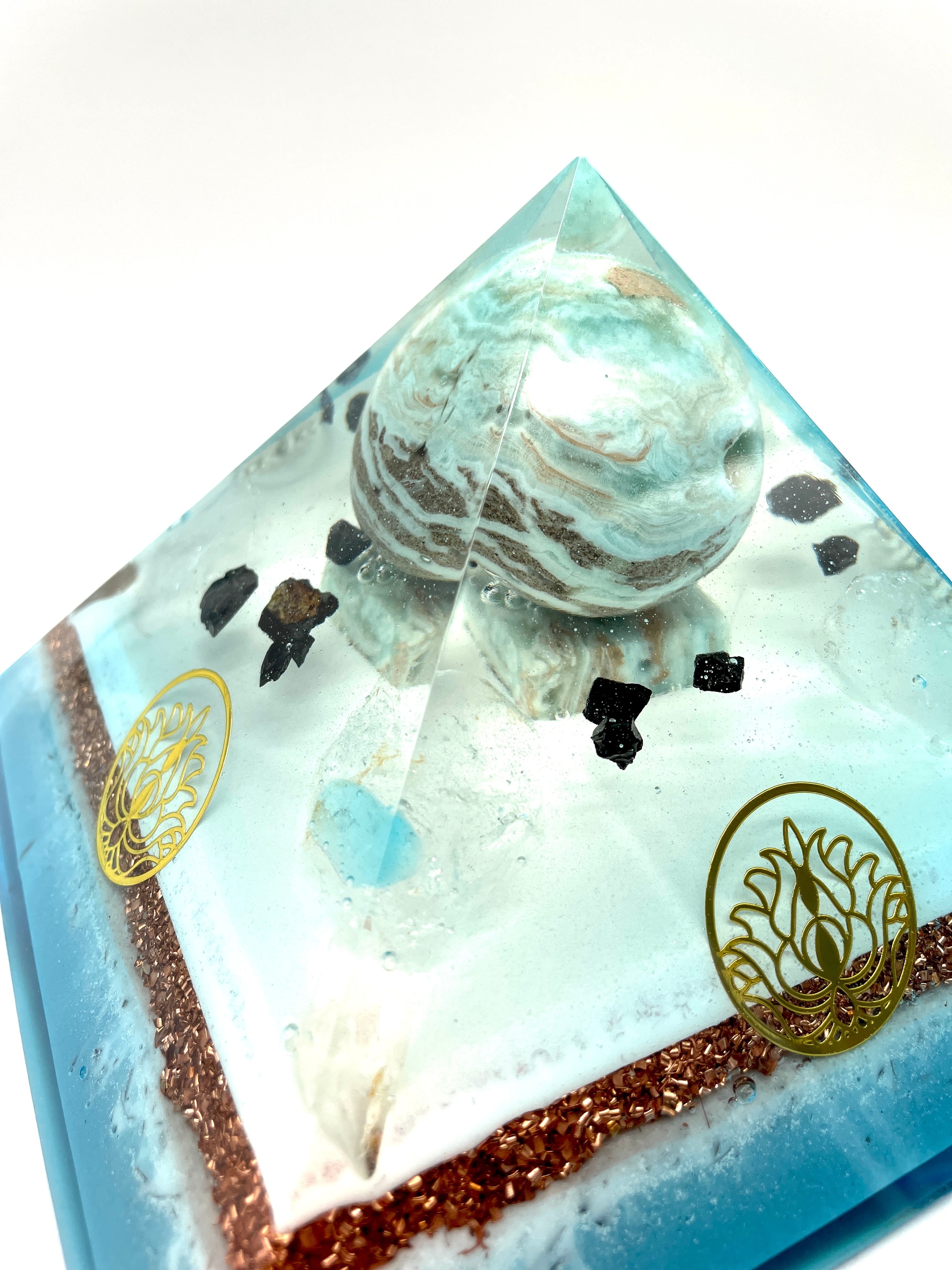 Orgonpyramide mit Karibik-Calcit Kugel und Obelsik