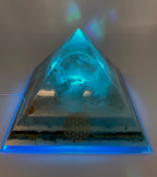 Orgonpyramide mit Blaucalcit und beleuchtetem Pegasus in Glaskugel