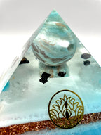 Orgonpyramide mit Karibik-Calcit Kugel und Obelsik