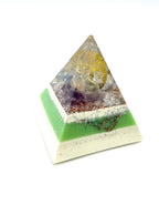 Orgonpyramide "Schwarzwaldspitze" -weiß / grün / kupfer-