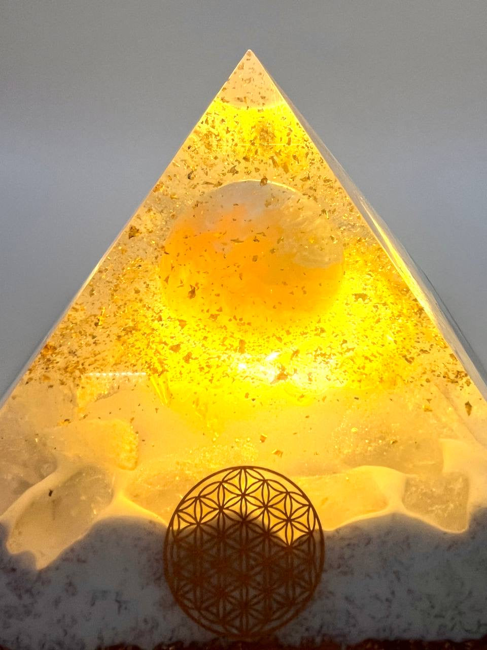 Orgon Pyramide mit Honig Calcit Kugel - ein ganz besonderes EINZELSTÜCK-