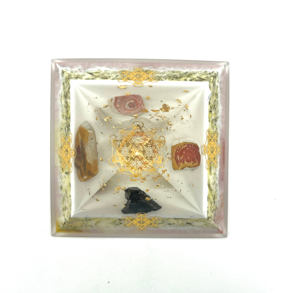Orgonitpyramide mit Karneol
