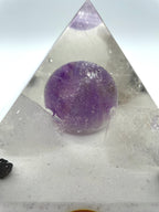 Orgonitpyramide mit Amethyst-Kugel