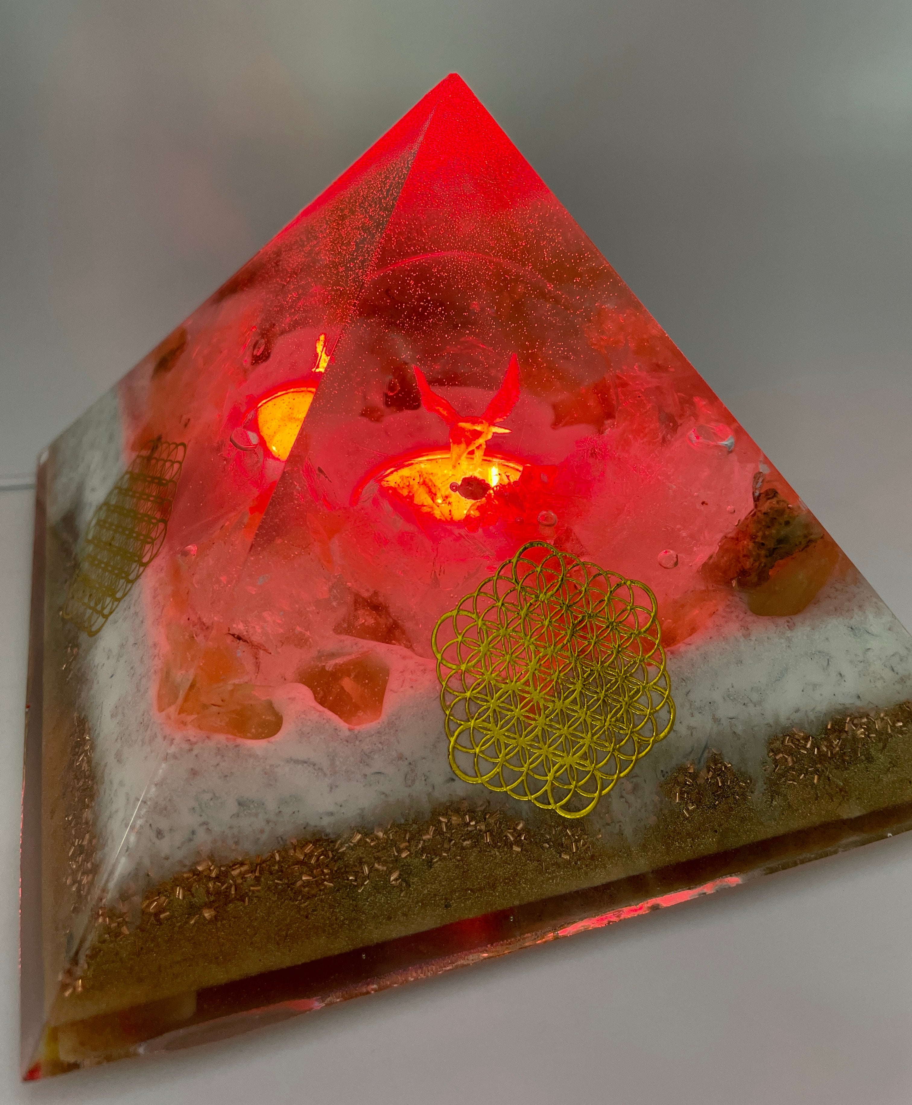 Orgonpyramide mit Honigcalcit und -beleuchtetem "Glas Adler"-