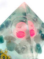 Orgonpyramide mit Fluorit und -beleuchtete "Blume des Lebens" -