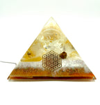 Orgonpyramide mit Honigcalcit und -beleuchteter "Friedenstaube aus Glas"-
