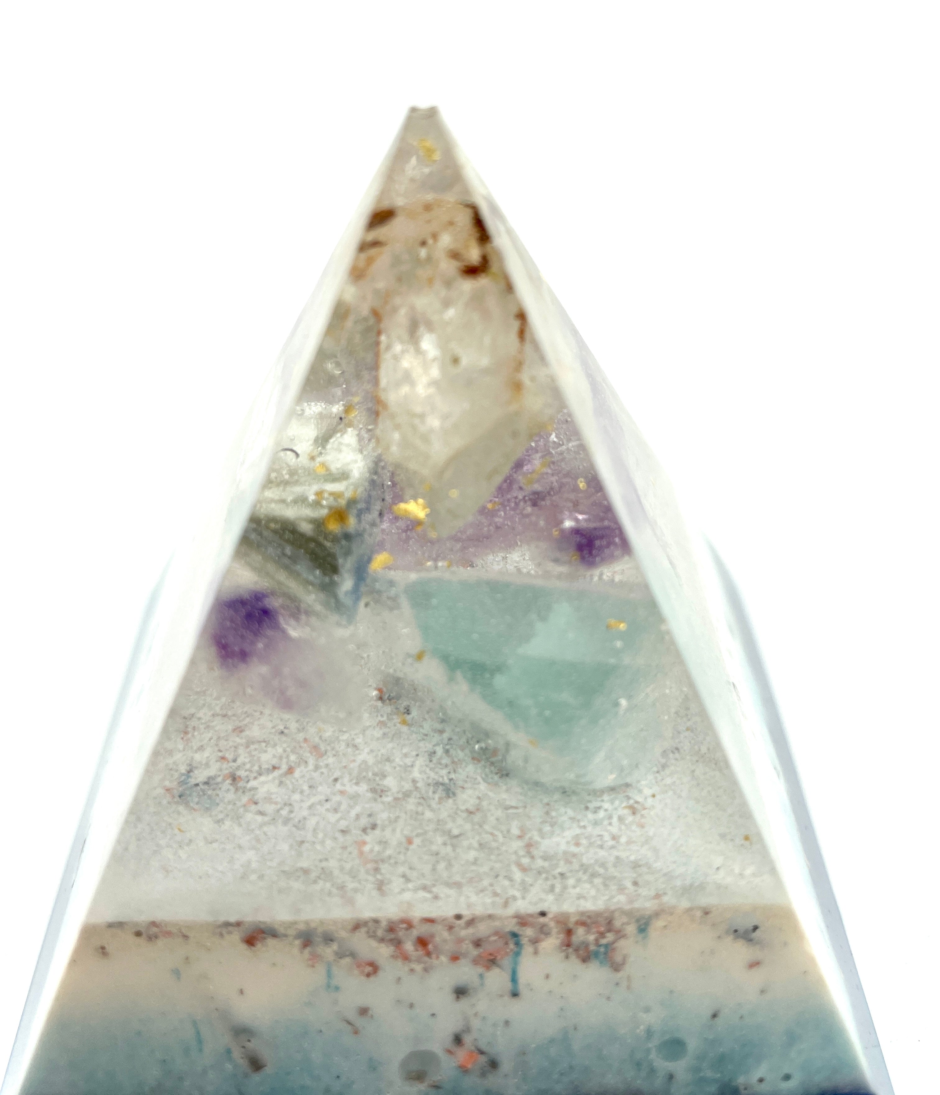 Orgonpyramide "Schwarzwaldspitze" -Fluorit / Amthyst / Bergkristall-