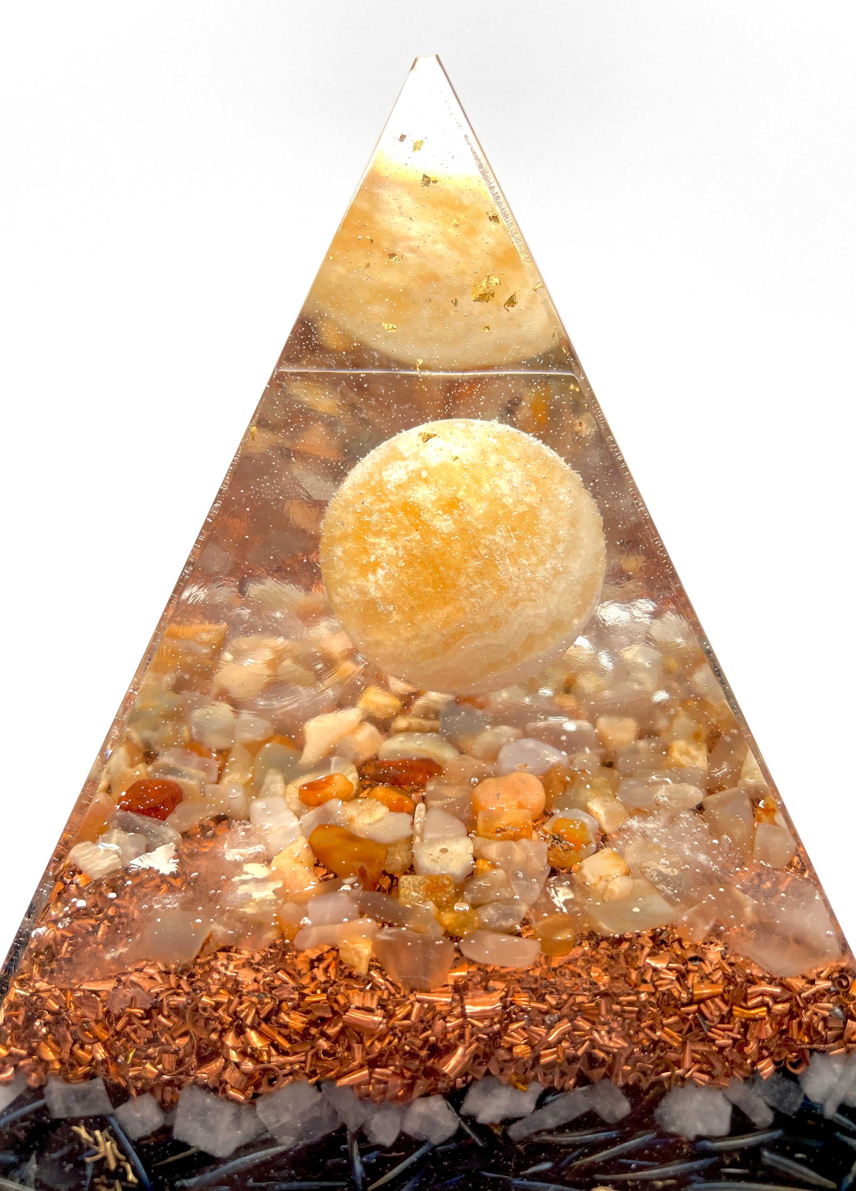 Orgonpyramide -Natur- mit Orangen-Calcit Kugel