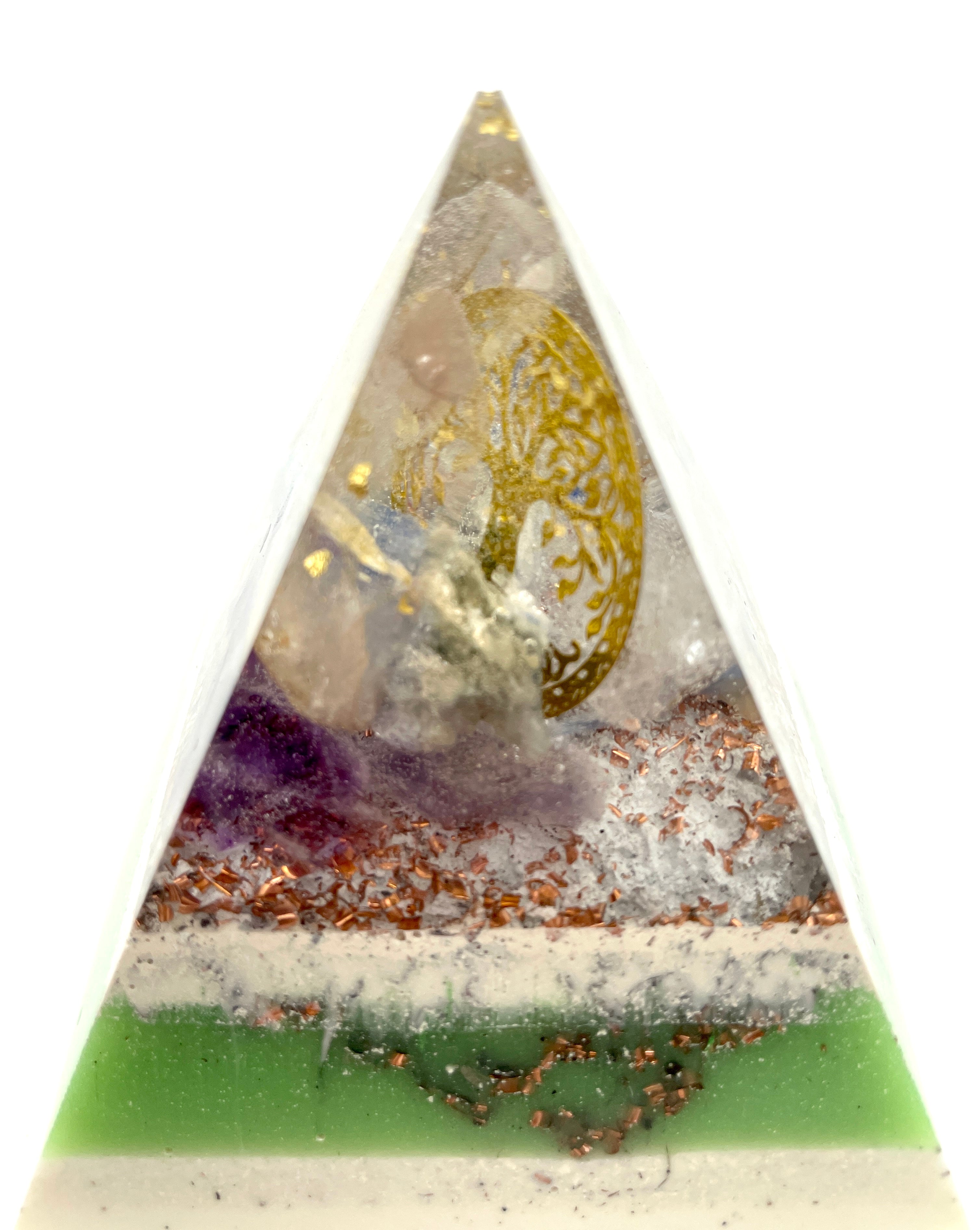 Orgonpyramide "Schwarzwaldspitze" -weiß / grün / kupfer-