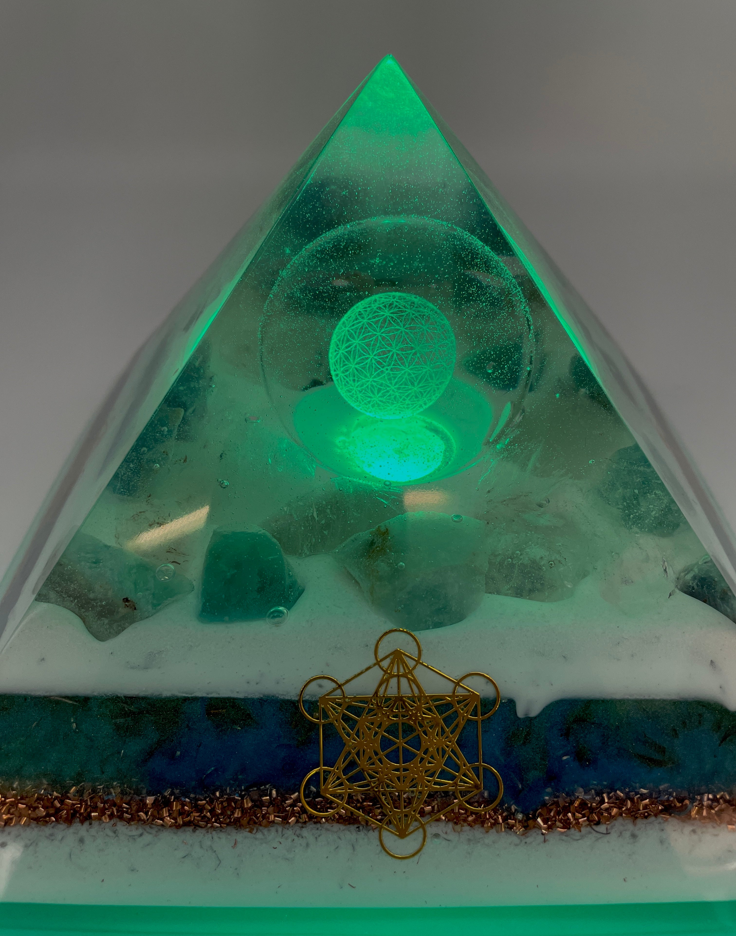 Orgonpyramide mit Fluorit und -beleuchtete "Blume des Lebens" -