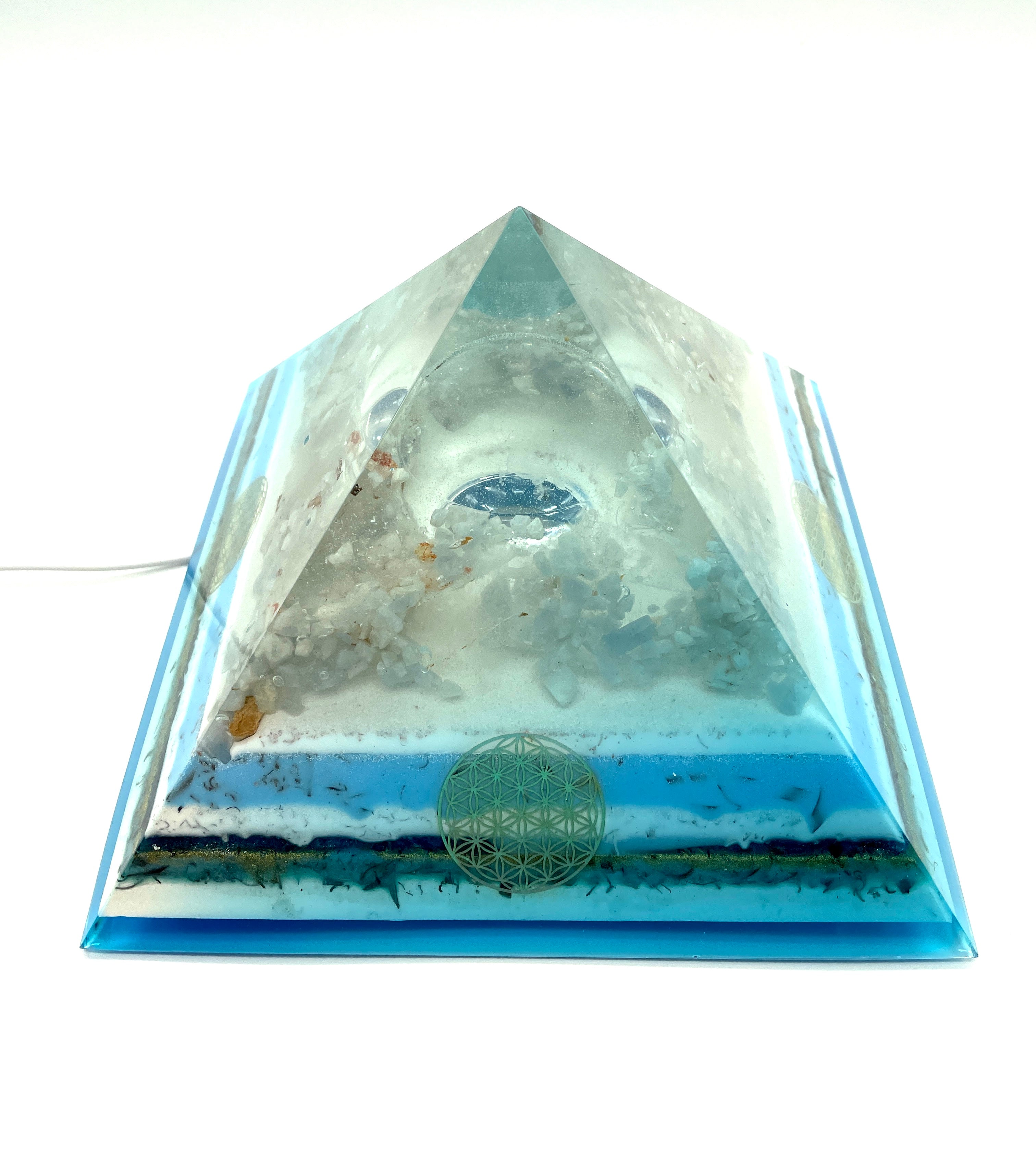 Orgonpyramide mit Blaucalcit und beleuchtetem Pegasus in Glaskugel