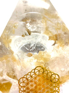 Orgonpyramide mit Honigcalcit und -beleuchtetem "Glas Adler"-