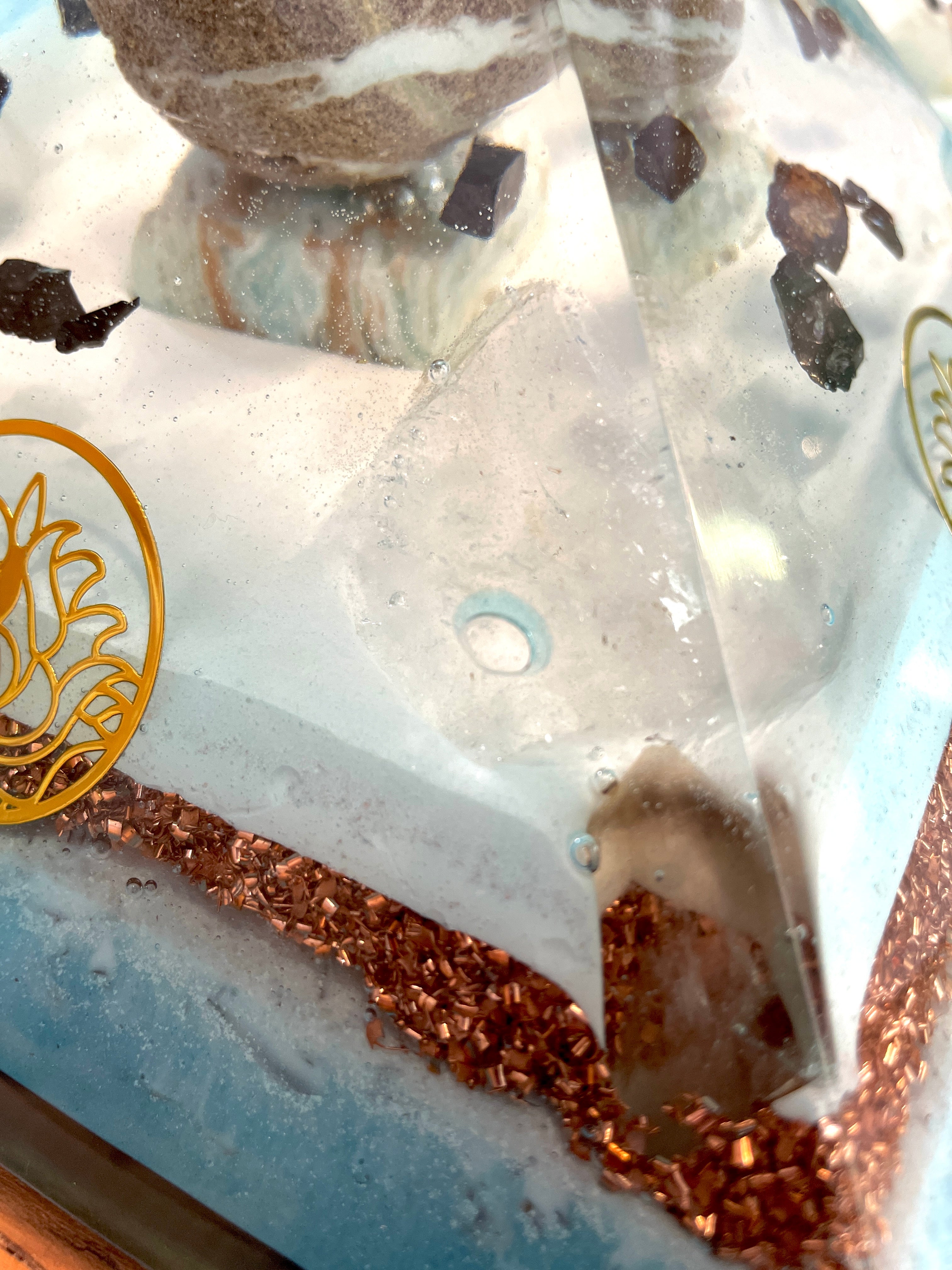 Orgonpyramide mit Karibik-Calcit Kugel und Obelsik