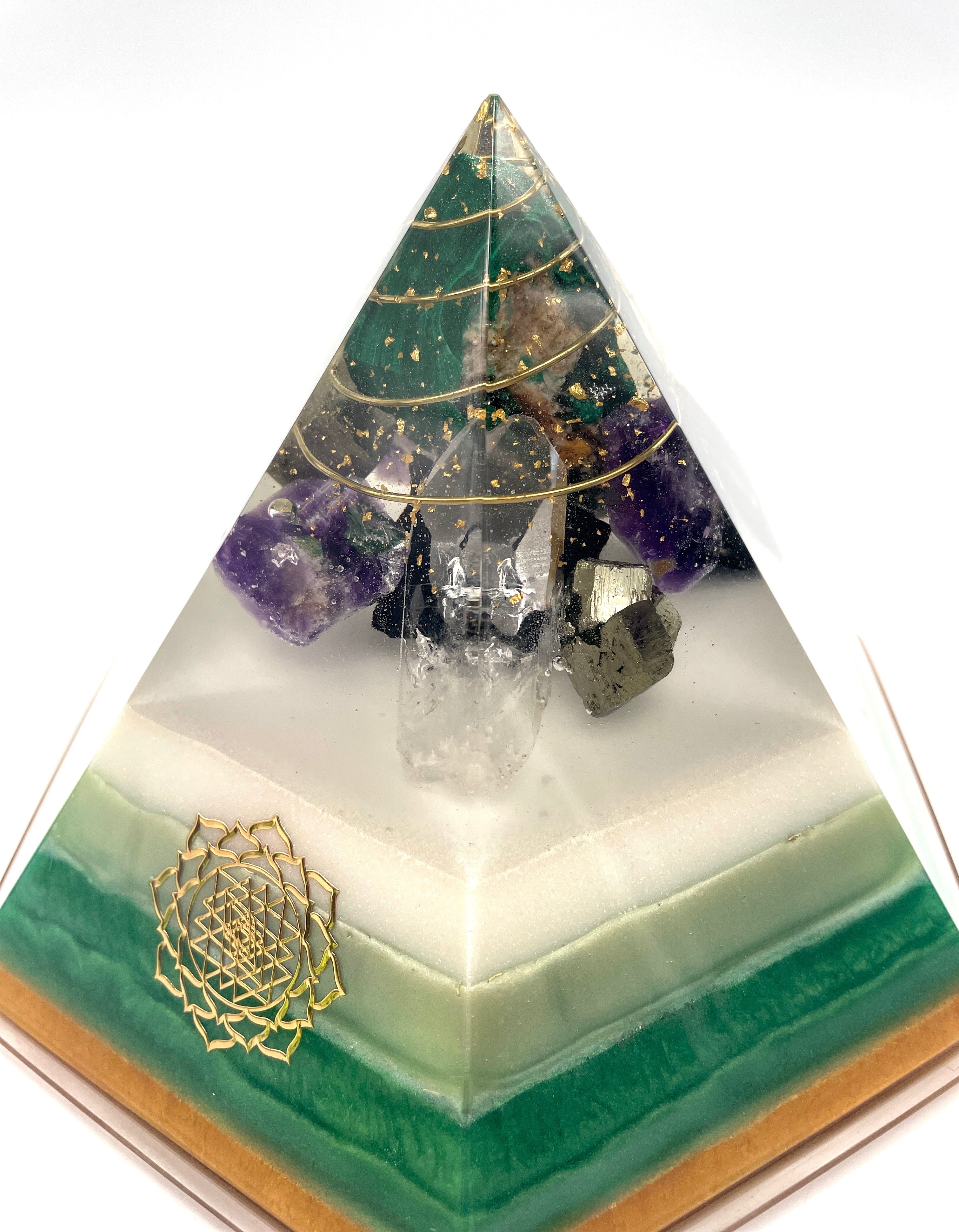 Orgonpyramide -6 Eck- grün