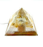 Orgonpyramide mit Honigcalcit und -beleuchtetem "Glas Adler"-