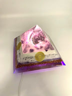 Orgonitpyramide mit Amethyst Stufe