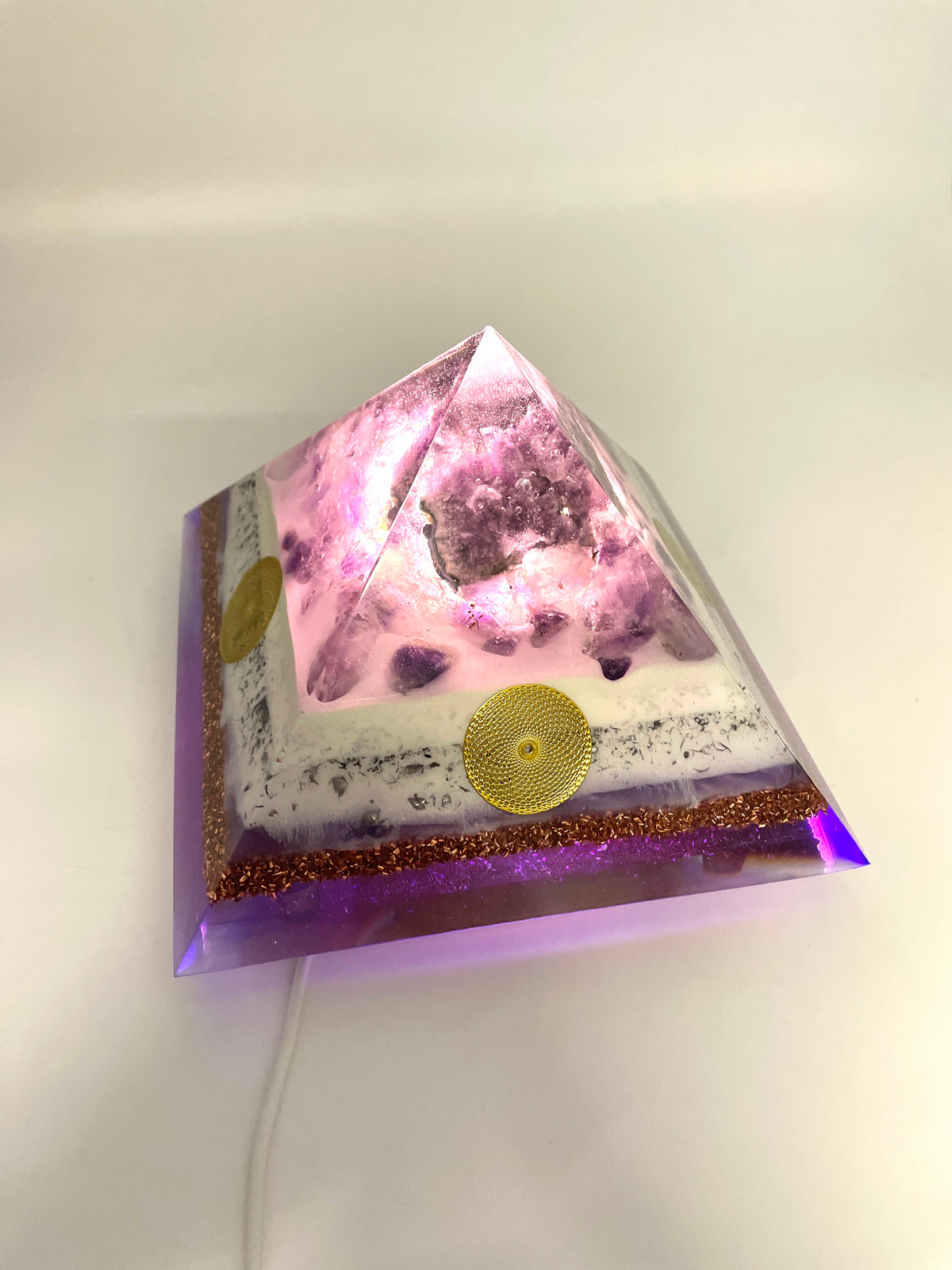 Orgonitpyramide mit Amethyst Stufe