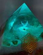 Orgonpyramide mit Honigcalcit und -beleuchtetem "Glas Adler"-