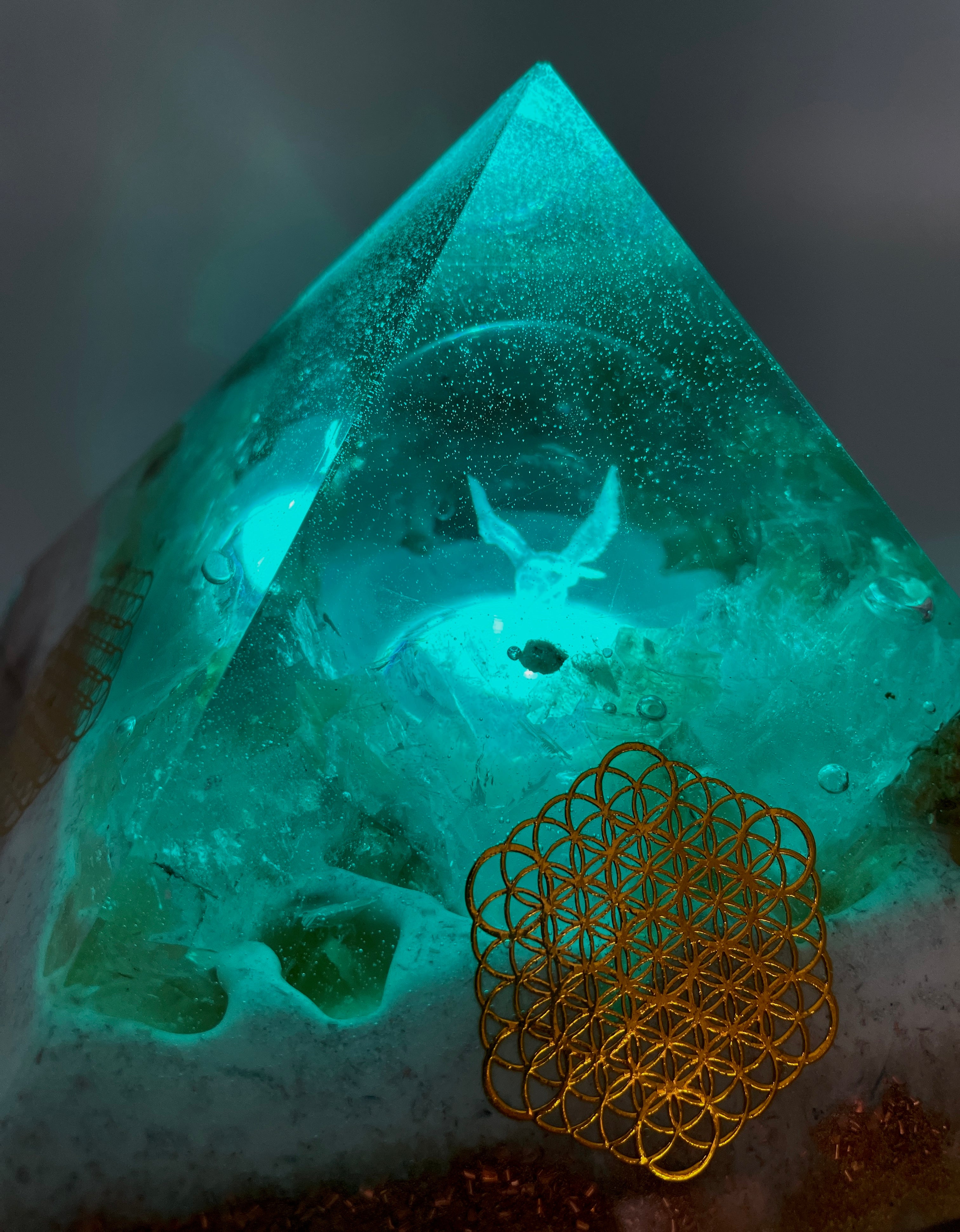 Orgonpyramide mit Honigcalcit und -beleuchtetem "Glas Adler"-